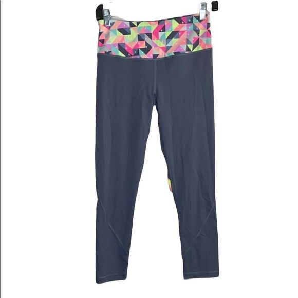 VSX Victoria’s Secret The Knockout Crop Capris Leggings in Grey & Multicolor - Picture 1 of 4